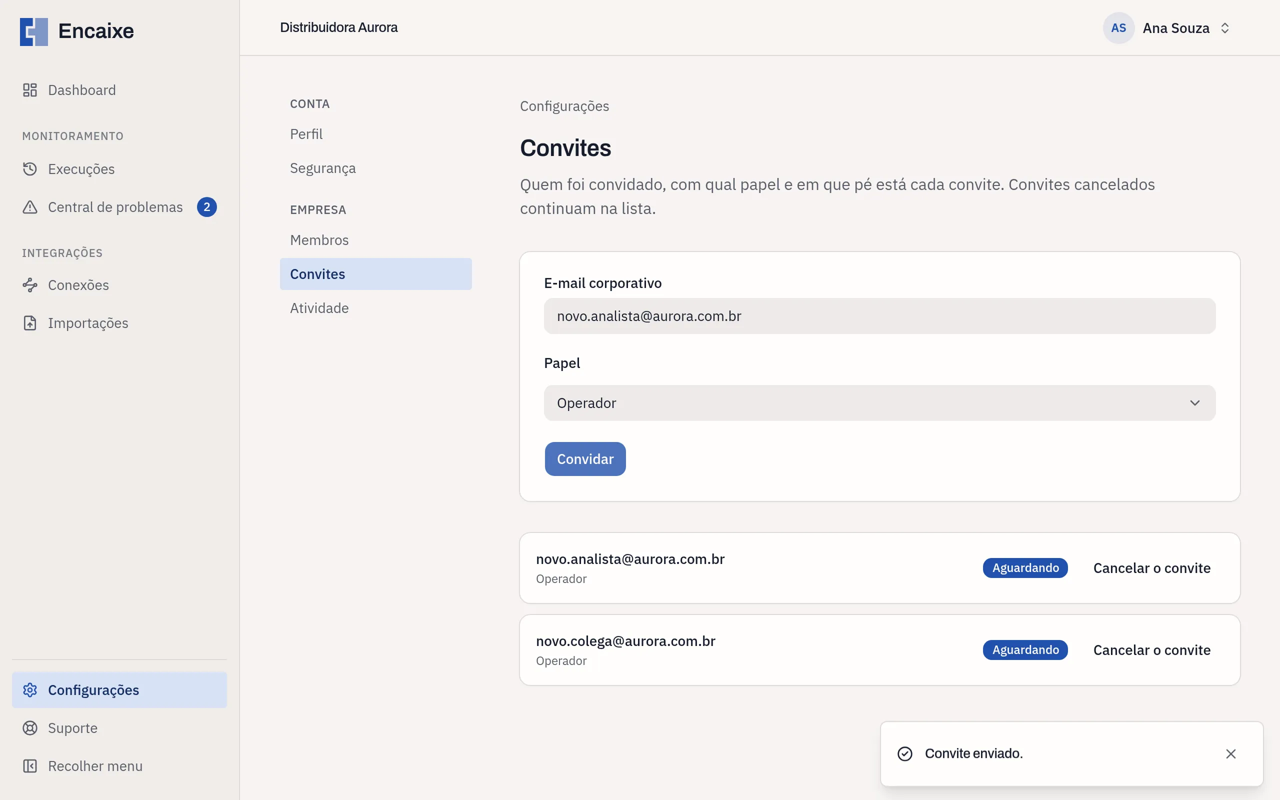 Tela Convites depois do envio, com o convite para novo.analista@aurora.com.br como Operador na situação Aguardando e o texto Convite enviado.